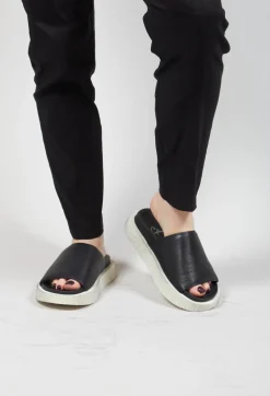 Wide Strap Sliders with Contrasting Sole in Gasoline Nero