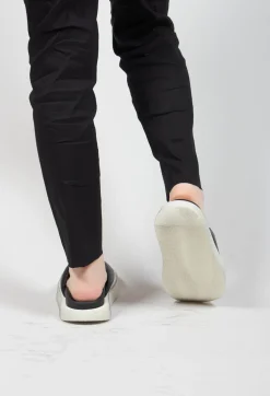 Wide Strap Sliders with Contrasting Sole in Gasoline Nero