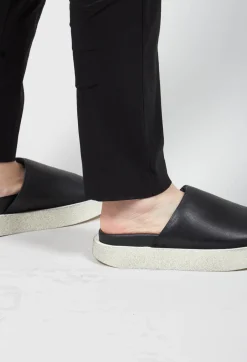 Wide Strap Sliders with Contrasting Sole in Gasoline Nero