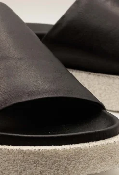 Wide Strap Sliders with Contrasting Sole in Gasoline Nero