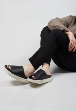 Wide Strap Sliders with Contrasting Sole in Gasoline Nero