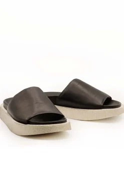 Wide Strap Sliders with Contrasting Sole in Gasoline Nero